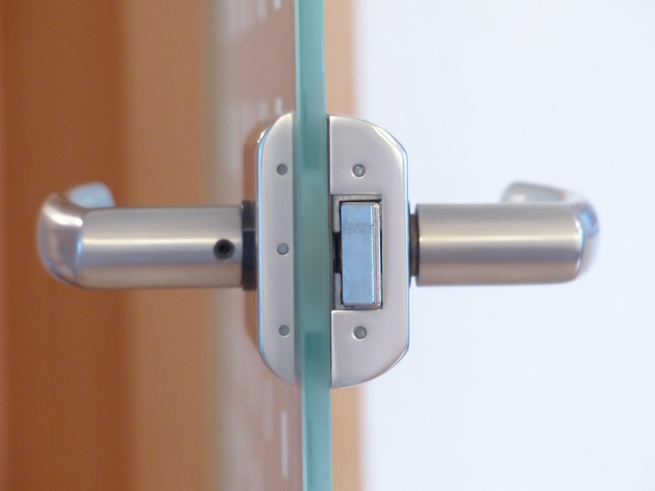Réparer une porte d'entrée qui ne ferme plus réparation de porte d'entrée : service rapide et efficace pour restaurer la sécurité et l'esthétique de votre porte principale.